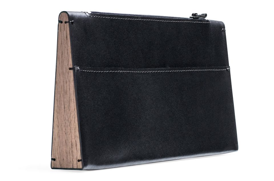 The elegant women's leather Caleo Clutch bag | BeWooden