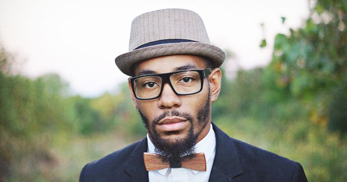 The musician Saxappeal with a hat and the Bellis wooden bow tie