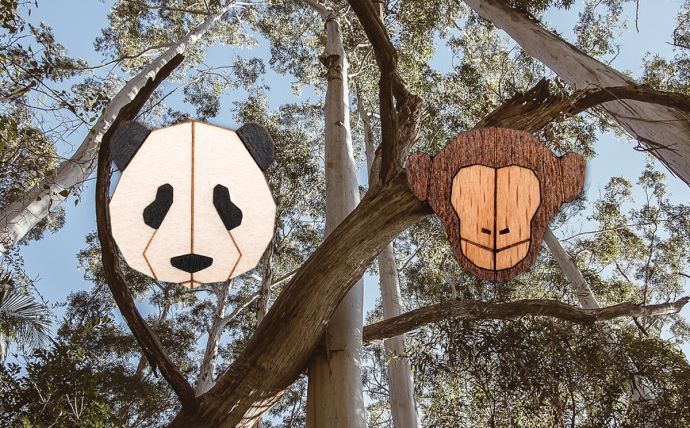 The monkeys and panda wood brooches in the tropics
