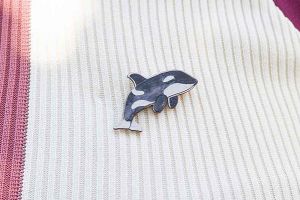 Wooden Brooch Orca – by Epipi