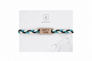 Breeze knitted bracelet with wooden detail