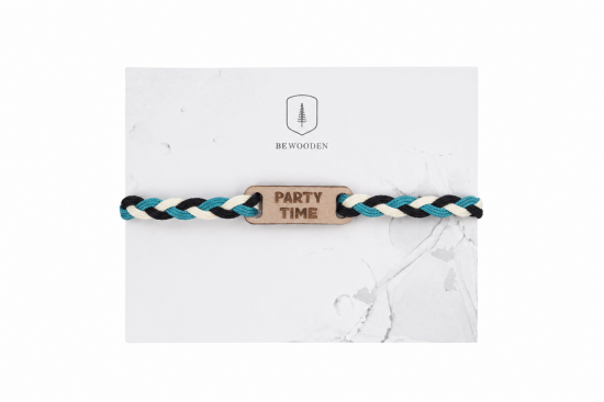 Breeze knitted bracelet with wooden detail