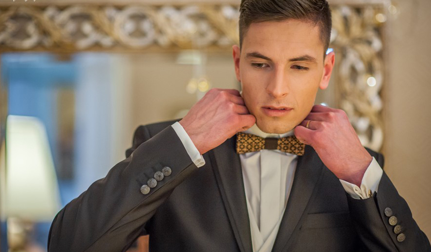model_wears_wooden_accesorize