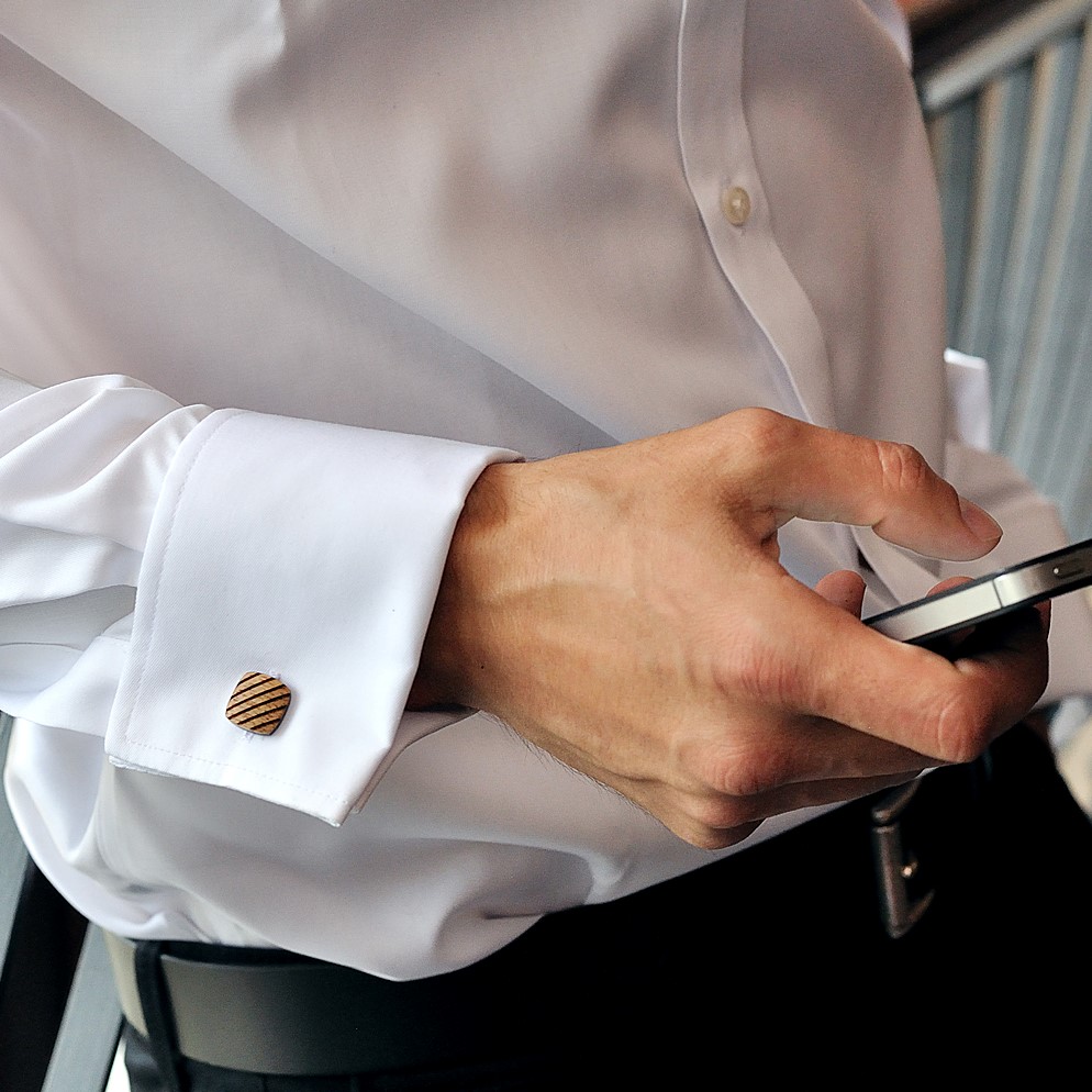 men_wears_wooden_cufflinks_sull